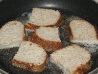 обжарить хлеб с одной стороны